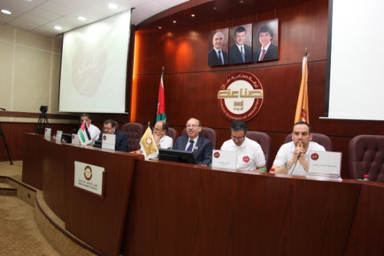 وزير الصناعة: الحكومة حريصة على ايلاء الاقتصاد اهتماماً كبيرا